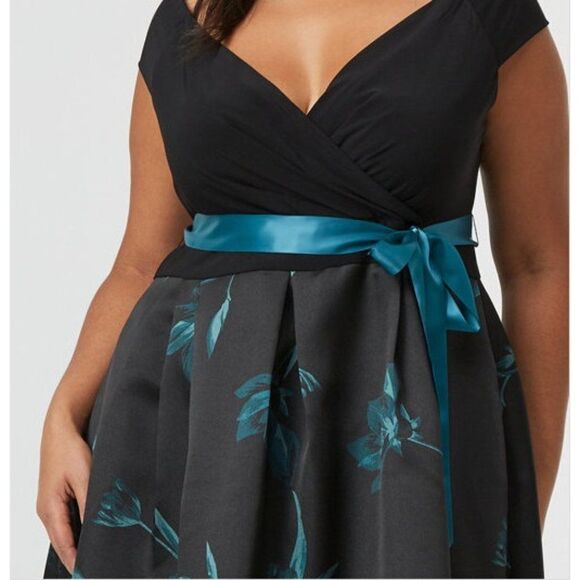 Women Le Chateau Leaf Print Wrap-Like Dress 1X - Picture 4 of 4